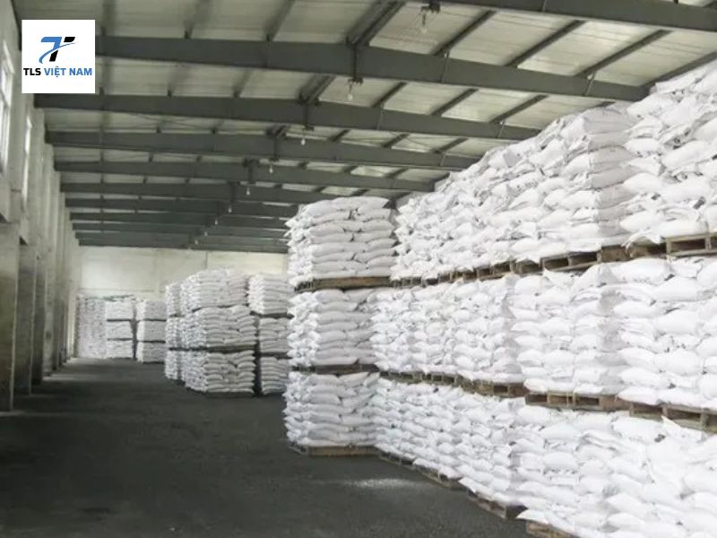 C2H2O4 – Tìm hiểu Axit Oxalic và Ứng Dụng Thực Tiễn 4 Sản xuất axit oxalic (C2H2O4)