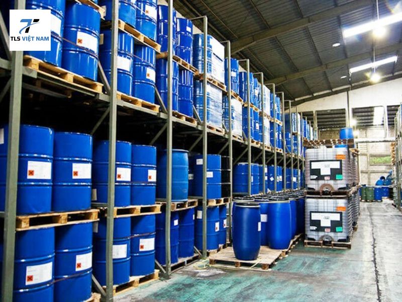 7 nguyên tắc sử dụng hóa chất công nghiệp an toàn và ứng dụng trong sản xuất 5 Trang bị đầy đủ thiết bị bảo hộ cá nhân (PPE)