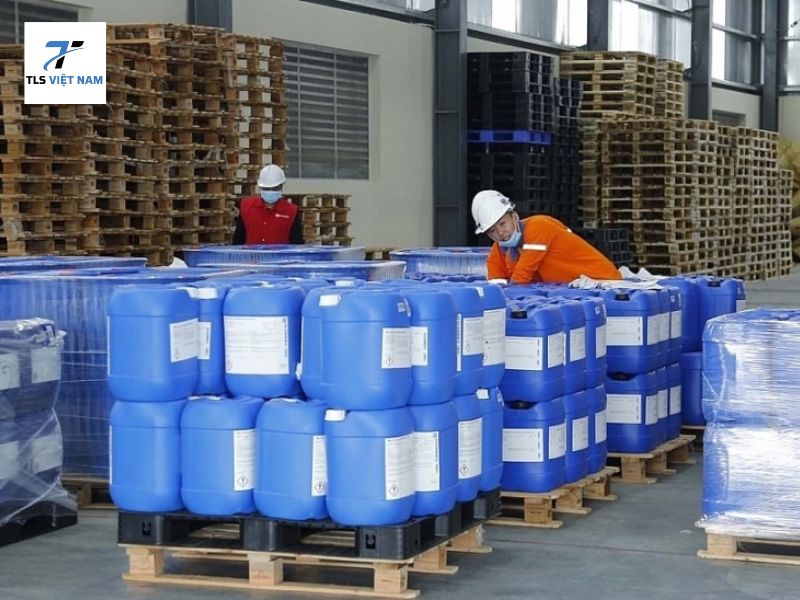 5 loại hóa chất dùng trong dược phẩm phổ biến và ứng dụng quan trọng 4 Ethanol (C2H5OH) – Dung môi quan trọng trong bào chế thuốc