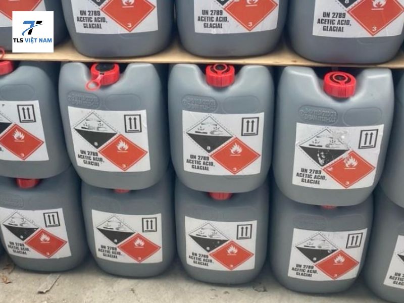GIÁ SỈ ACID ACETIC CHO NHÀ MÁY – BẢNG GIÁ SỈ CẬP NHẬT MỚI NHẤT 2025 5 Những yếu tố ảnh hưởng đến giá sỉ Acid Acetic công nghiệp
